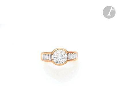 null Ring in 18K (750) gold, set with a round brilliant cut diamond set with 8 calibrated...