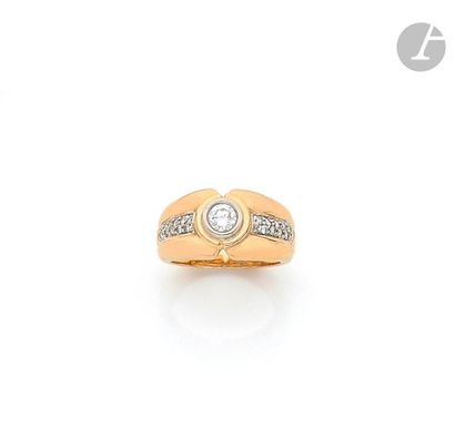 null Ring in 18K (750) gold, set with a round brilliant cut diamond set in a closed...