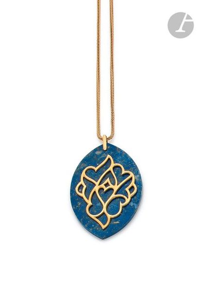 null Pendentif formant une navette en lapis lazuli appliqué d’un motif en or 18K...