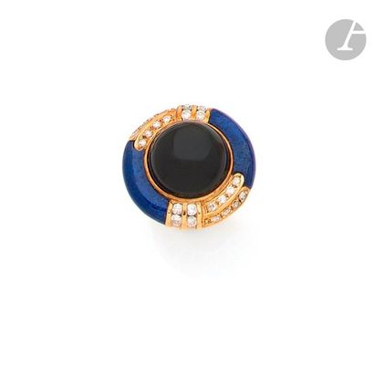 null Ring in 18K (750) gold, adorned with a cabochon onyx cabochon shouldered with...