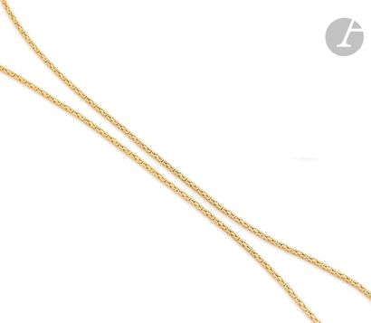 null Long 18K (750) gold necklace articulated with small interlocking links.
Length:...