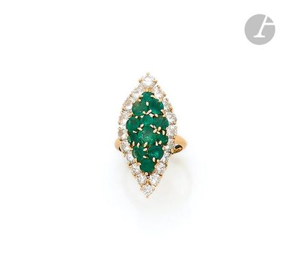 null Marquise ring in 18K (750) gold, paved with round emeralds between two curves...