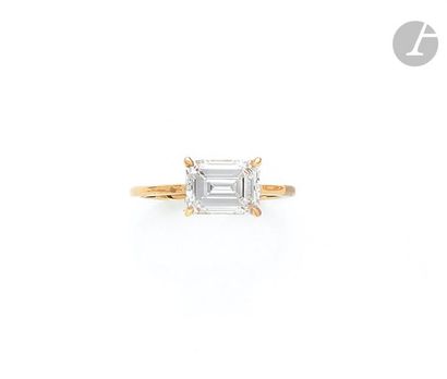 null 18K (750) yellow gold ring set with a rectangular emerald cut diamond weighing...