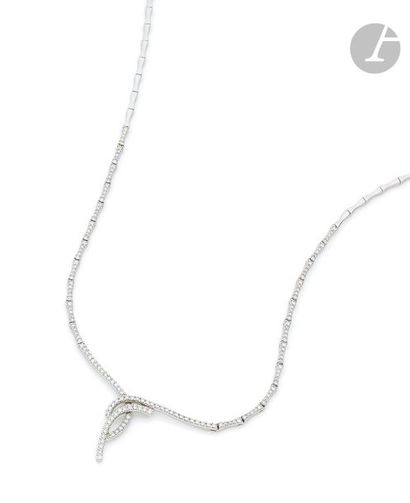 null Articulated necklace in 18K (750) white gold, the neckline adorned with round...