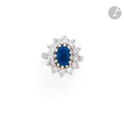 null Ring in 18K (750) white gold, adorned with an oval-shaped sapphire surrounded...