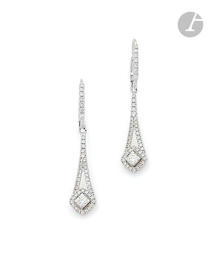 null Pair of 18K (750) white gold earrings, each set with round brilliant diamonds,...