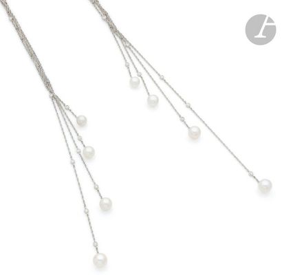 null MIKIMOTO (attribué à)
Collier bayadère en chaînettes d’or gris 18K (750) ponctuées...