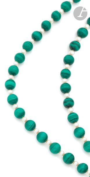 null Long necklace made of malachite balls scaled with cultured pearls.
Length: 144...