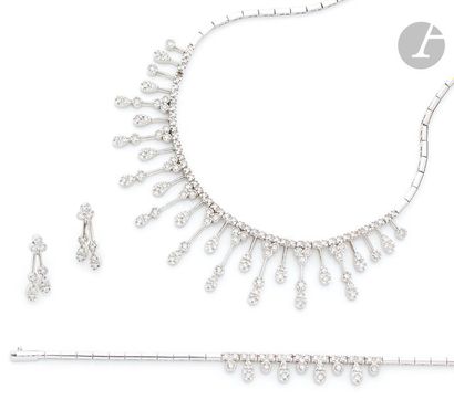null Set in 18K (750) white gold comprising: an articulated necklace, the décolleté...
