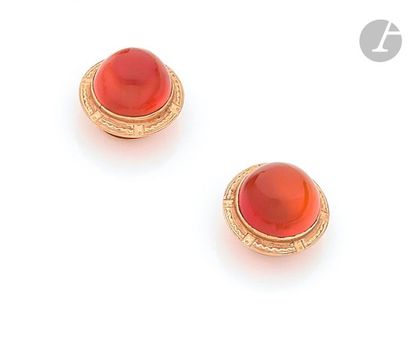 null Pair of 18K (750) gold buttons, each adorned with a cornelian cabochon. Early...