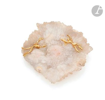 null Brooch in rough calcite applied with two 18K (750) gold silhouettes.
Height:
about
5...