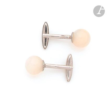 null LANVINP Pair of
silver cufflinks and mother-of-pearl beads. Signed. In their...