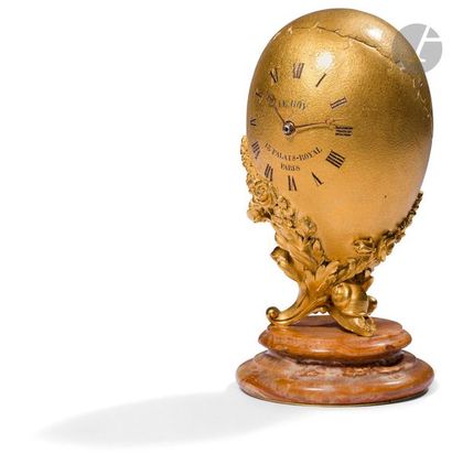 null LEROY ET FILS. Vers 1900
N° 1812
Pendulette en métal doré en forme d’œuf, boîtier...