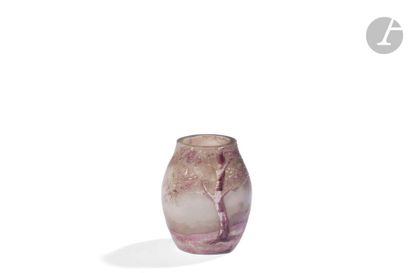 null DAUM NANCY
Paysage enneigé
Vase miniature. Épreuve en verre au décor tournant...