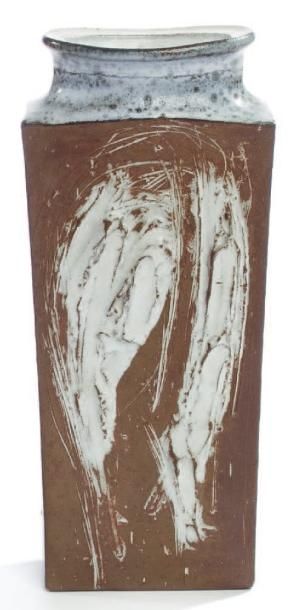 Roger COLLET (1933-2008) Vase quadrangulaire à col évasé en céramique à décor abstrait...
