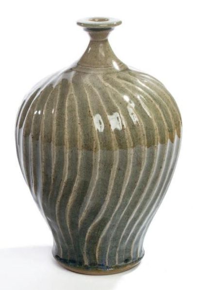 Roger COLLET (1933-2008) Vase ovoïde et petit col ouvert en céramique céladon à décor...