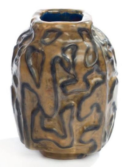 Régine FISCHER Vase quadrangulaire en céramique à décor en relief marron et noir....