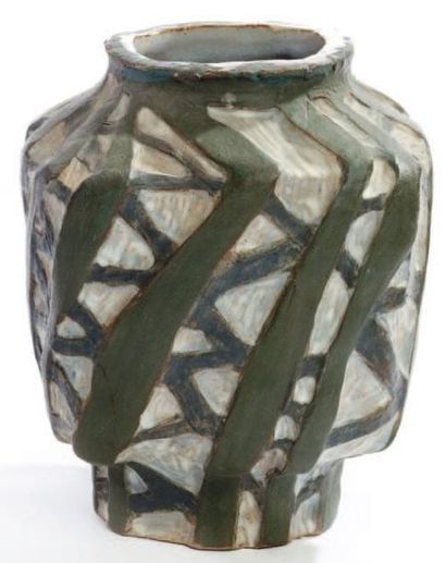 Régine FISCHER Vase quadrangulaire en céramique à décor en relief vert et blanc....