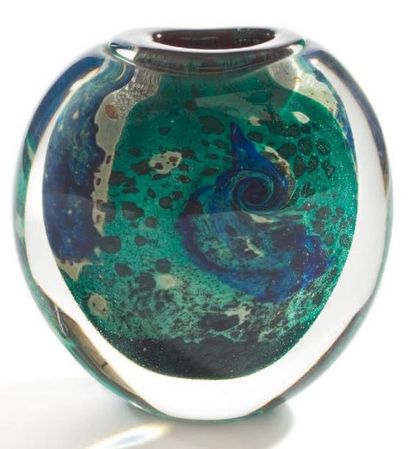Allain GUILLOT (né en 1948) Vase à panse aplatie à décor bleu, vert et blanc. Signé,...