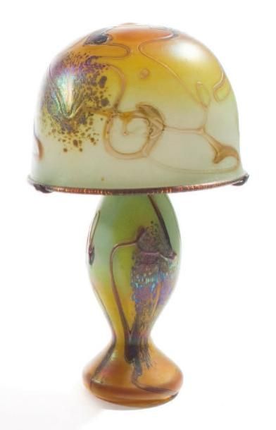 Pascal GUYOT (né en 1959) Lampe et son abat-jour à décor irisé en relief sur fond...