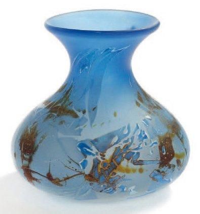 Louis LELOUP (né en 1929) Vase ovoïde à col ouvert à décor abstrait sur fond bleu....