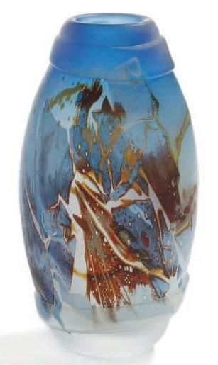 Louis LELOUP (né en 1929) Vase oblong à décor abstrait sur fond bleu, applications...
