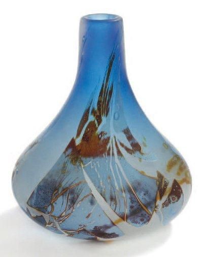 Louis LELOUP (né en 1929) Vase à panse basse à décor abstrait sur fond bleu. Signé....