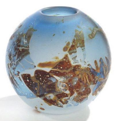 Louis LELOUP (né en 1929) Vase boule à décor abstrait sur fond bleu. Signé. Hauteur:...