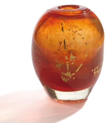 Jean-Claude NOVARO (né en 1943) Vase ovoïde à décor de paillons or sur fond orange....