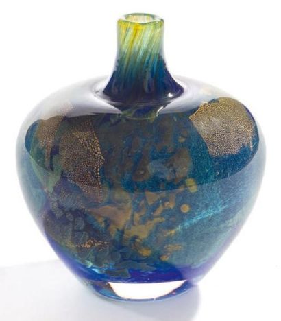 Jean-Claude NOVARO (né en 1943) Vase ovoïde et petit col à décor bleu, jaune et paillons...