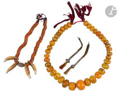 null Lot de bijoux comprenant, Tibet, XXe siècle : 
- 1 mala de grosses perles en...