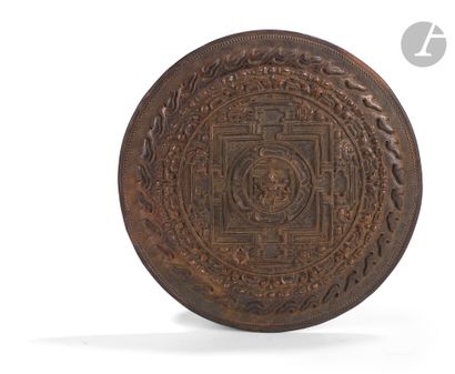 null Mandala de forme circulaire en cuivre repoussé, Népal, XIXe - XXe siècle
À décor...