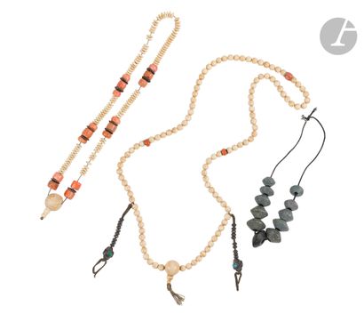 null Lot de deux mala et un collier, Tibet, XXe siècle
- 2 mala en perles d’ivoire...
