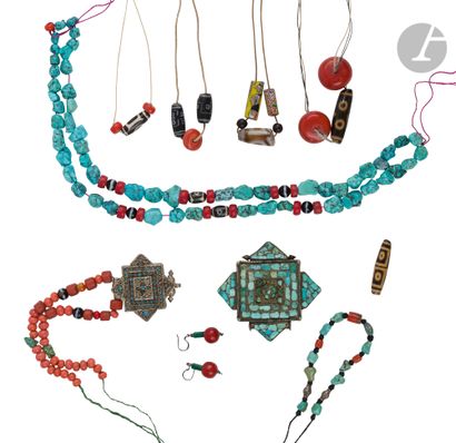null 
Lot de bijoux, Tibet :



- 4 parties de colliers en agate dzi, corail et verre.



-...