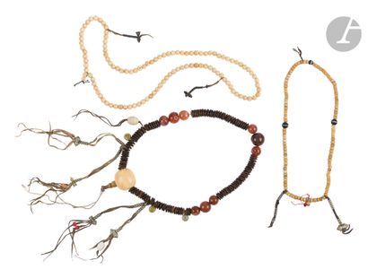 null Lot de bijoux ethniques, Tibet, XXe siècle
- 2 mala en perles d’os.
- 1 mala...