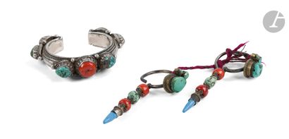 null Lot de bijoux ethniques, Tibet, XXe siècle :
- Une paire de boucles d’oreilles...