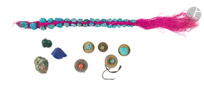 null Lot divers, Tibet, XXe siècle : 
- 2 pierres de turquoise et 1 pierre de lapis-lazuli...