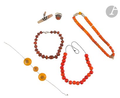 null Tibet, lot de bijoux comprenant : 
- 2 colliers de perles en verre rouge-orangé...
