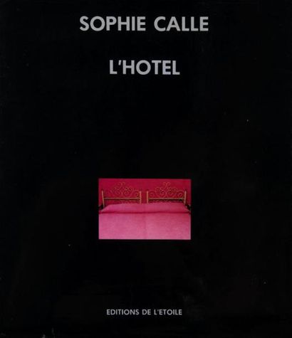 Calle, Sophie (née en 1953) L'hôtel. Editions de l'Etoile, 1984. In-12 (21 x 19 cm)....