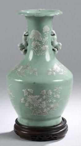 null Vase balustre en porcelaine émaillée céladon à décor en léger relief de Lingzhe,...