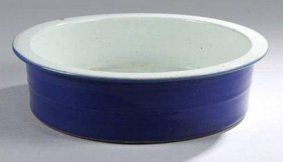 null Bassin en porcelaine à émail bleu lapis. Diam. 39.5cm Chine, vers 1900.