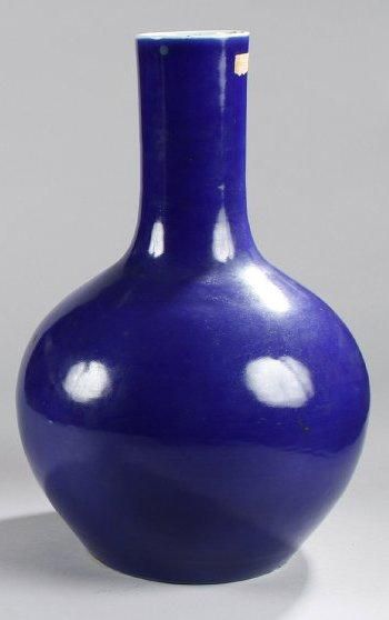 null Yushushuping. Grand vase bouteille en porcelaine émaillé bleu lapis à marque...