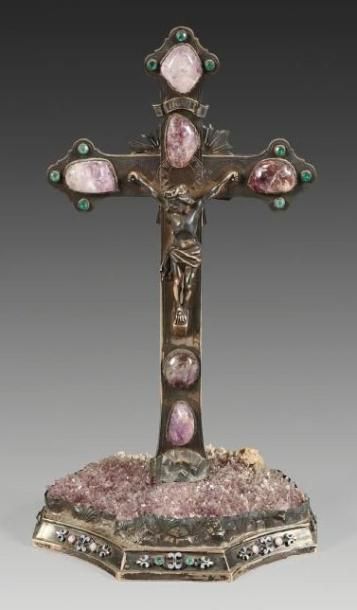 null Crucifix en argent, la croix ornée recto-verso de cabochons d'améthyste, reposant...