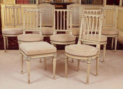 null Suite de six chaises en bois laqué blanc et gris à dossier à colonnettes. Assise...