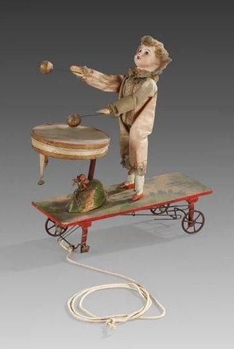 null «Clown joueur de tambour». Jouet à traîner sans mécanisme. Allemagne, vers 1910....