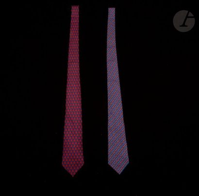 null HERMÈS, 2 cravates en soie : l'une à décor de chaînes d'ancre sur fond bleu,...