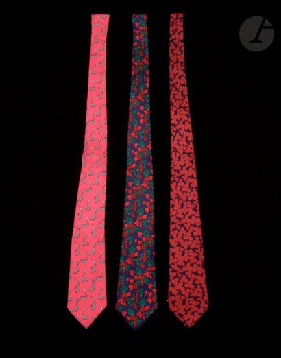 null HERMÈS, 3 cravates en soie : l'une à décor de trèfles rouges sur fond bleu,...