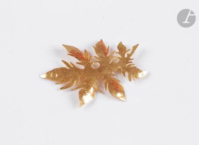 null VAN DER STRAETEN. Brooch in gold metal drawing a leaf. Height: about 9.5 cm