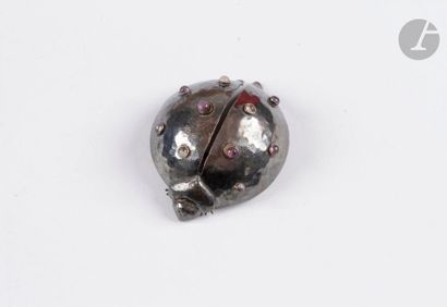 null VAN DER STRAETEN. Hammered metal brooch drawing a ladybird, the wings strewn...