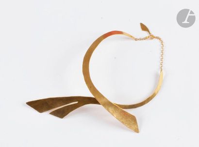 null VAN DER STRAETEN. Articulated necklace in gold-plated metal forming an abstract...